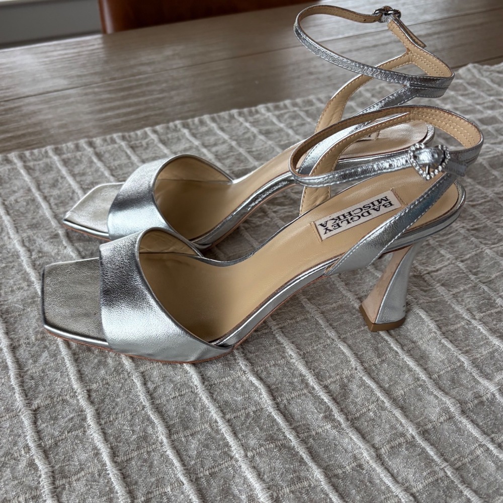 Badgley Mischka Silver Cady heeled sandals with heart shaped buckle Sz 9